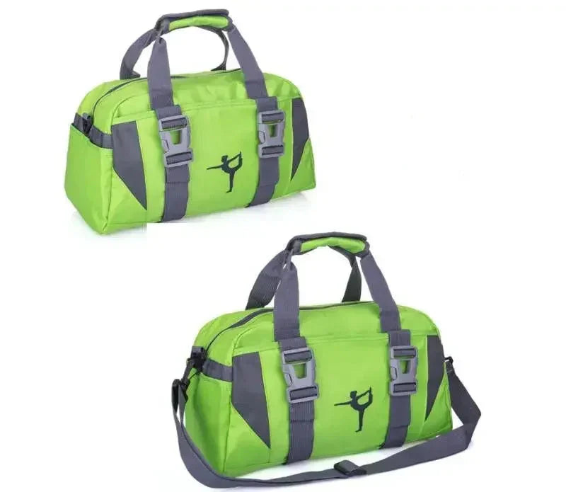 Le sac de sport femme Zenova imperméable pour yoga et fitness offre une capacité de 20-35L idéale pour transporter tenues et accessoires, avec un compartiment chaussures séparé parfait pour voyage cabine et activités quotidiennes, fabriqué en nylon Oxford résistant à l'humidité pour piscine et fitness, ergonomique avec bretelles ajustables pour un confort optimal sans douleur d'épaule, doté d'une organisation optimale pour tapis, gourde et vêtements, léger et durable adapté aux week-ends actifs et déplaceme