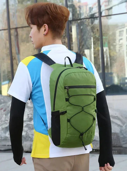 Découvrez le sac de sport AeroFold™, l'accessoire indispensable pour voyageurs et sportifs à la recherche d'un sac de sport pliable ultraléger de 450g pour confort optimal sans encombrement, un sac de sport imperméable en tissu nylon haute densité traité DWR résistant aux intempéries et humidité, un sac de sport polyvalent capacité 20L adaptable de la salle de sport aux randonnées week-end ou déplacements quotidiens, un sac de sport ergonomique avec bretelles ajustables réduisant pression et structure respi