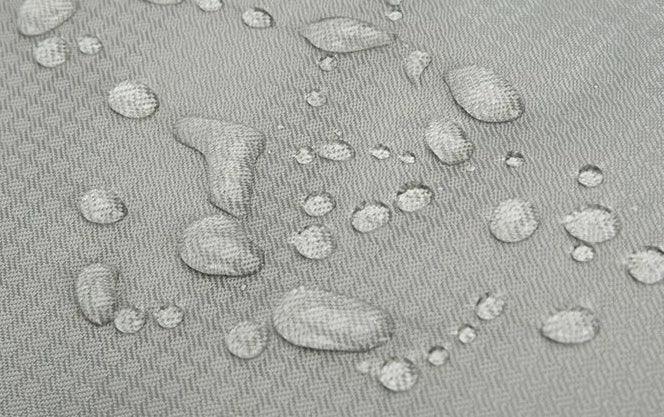 Découvrez le sac de sport AeroFold™, l'accessoire indispensable pour voyageurs et sportifs à la recherche d'un sac de sport pliable ultraléger de 450g pour confort optimal sans encombrement, un sac de sport imperméable en tissu nylon haute densité traité DWR résistant aux intempéries et humidité, un sac de sport polyvalent capacité 20L adaptable de la salle de sport aux randonnées week-end ou déplacements quotidiens, un sac de sport ergonomique avec bretelles ajustables réduisant pression et structure respi