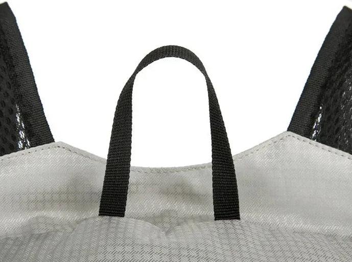 Découvrez le sac de sport AeroFold™, l'accessoire indispensable pour voyageurs et sportifs à la recherche d'un sac de sport pliable ultraléger de 450g pour confort optimal sans encombrement, un sac de sport imperméable en tissu nylon haute densité traité DWR résistant aux intempéries et humidité, un sac de sport polyvalent capacité 20L adaptable de la salle de sport aux randonnées week-end ou déplacements quotidiens, un sac de sport ergonomique avec bretelles ajustables réduisant pression et structure respi