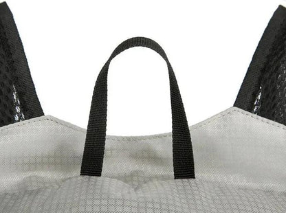 Découvrez le sac de sport AeroFold™, l'accessoire indispensable pour voyageurs et sportifs à la recherche d'un sac de sport pliable ultraléger de 450g pour confort optimal sans encombrement, un sac de sport imperméable en tissu nylon haute densité traité DWR résistant aux intempéries et humidité, un sac de sport polyvalent capacité 20L adaptable de la salle de sport aux randonnées week-end ou déplacements quotidiens, un sac de sport ergonomique avec bretelles ajustables réduisant pression et structure respi