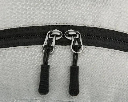 Découvrez le sac de sport AeroFold™, l'accessoire indispensable pour voyageurs et sportifs à la recherche d'un sac de sport pliable ultraléger de 450g pour confort optimal sans encombrement, un sac de sport imperméable en tissu nylon haute densité traité DWR résistant aux intempéries et humidité, un sac de sport polyvalent capacité 20L adaptable de la salle de sport aux randonnées week-end ou déplacements quotidiens, un sac de sport ergonomique avec bretelles ajustables réduisant pression et structure respi