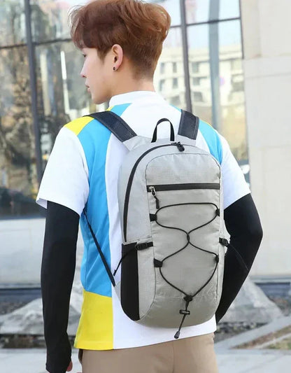 Découvrez le sac de sport AeroFold™, l'accessoire indispensable pour voyageurs et sportifs à la recherche d'un sac de sport pliable ultraléger de 450g pour confort optimal sans encombrement, un sac de sport imperméable en tissu nylon haute densité traité DWR résistant aux intempéries et humidité, un sac de sport polyvalent capacité 20L adaptable de la salle de sport aux randonnées week-end ou déplacements quotidiens, un sac de sport ergonomique avec bretelles ajustables réduisant pression et structure respi