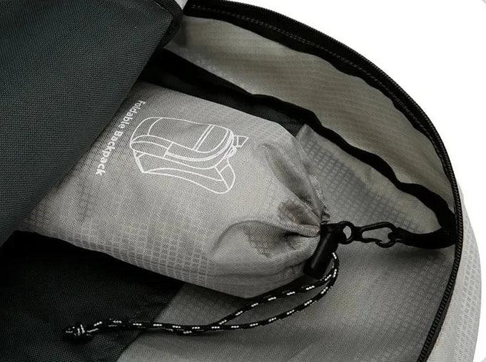 Découvrez le sac de sport AeroFold™, l'accessoire indispensable pour voyageurs et sportifs à la recherche d'un sac de sport pliable ultraléger de 450g pour confort optimal sans encombrement, un sac de sport imperméable en tissu nylon haute densité traité DWR résistant aux intempéries et humidité, un sac de sport polyvalent capacité 20L adaptable de la salle de sport aux randonnées week-end ou déplacements quotidiens, un sac de sport ergonomique avec bretelles ajustables réduisant pression et structure respi