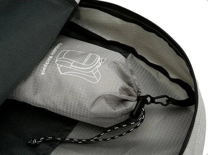 Découvrez le sac de sport AeroFold™, l'accessoire indispensable pour voyageurs et sportifs à la recherche d'un sac de sport pliable ultraléger de 450g pour confort optimal sans encombrement, un sac de sport imperméable en tissu nylon haute densité traité DWR résistant aux intempéries et humidité, un sac de sport polyvalent capacité 20L adaptable de la salle de sport aux randonnées week-end ou déplacements quotidiens, un sac de sport ergonomique avec bretelles ajustables réduisant pression et structure respi