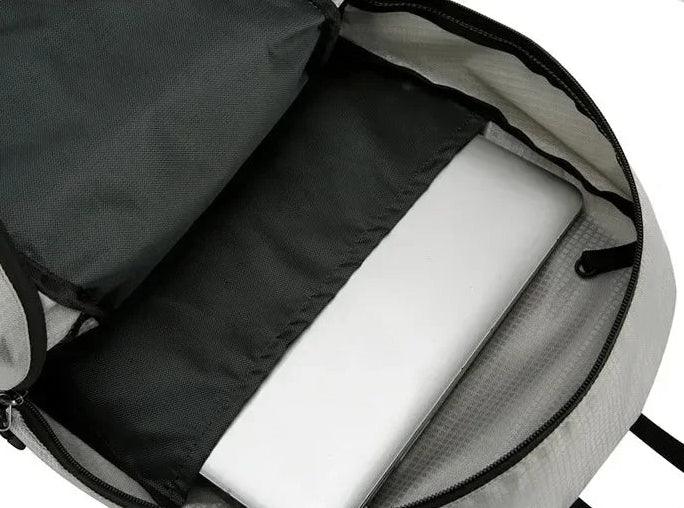 Découvrez le sac de sport AeroFold™, l'accessoire indispensable pour voyageurs et sportifs à la recherche d'un sac de sport pliable ultraléger de 450g pour confort optimal sans encombrement, un sac de sport imperméable en tissu nylon haute densité traité DWR résistant aux intempéries et humidité, un sac de sport polyvalent capacité 20L adaptable de la salle de sport aux randonnées week-end ou déplacements quotidiens, un sac de sport ergonomique avec bretelles ajustables réduisant pression et structure respi