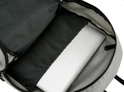 Découvrez le sac de sport AeroFold™, l'accessoire indispensable pour voyageurs et sportifs à la recherche d'un sac de sport pliable ultraléger de 450g pour confort optimal sans encombrement, un sac de sport imperméable en tissu nylon haute densité traité DWR résistant aux intempéries et humidité, un sac de sport polyvalent capacité 20L adaptable de la salle de sport aux randonnées week-end ou déplacements quotidiens, un sac de sport ergonomique avec bretelles ajustables réduisant pression et structure respi