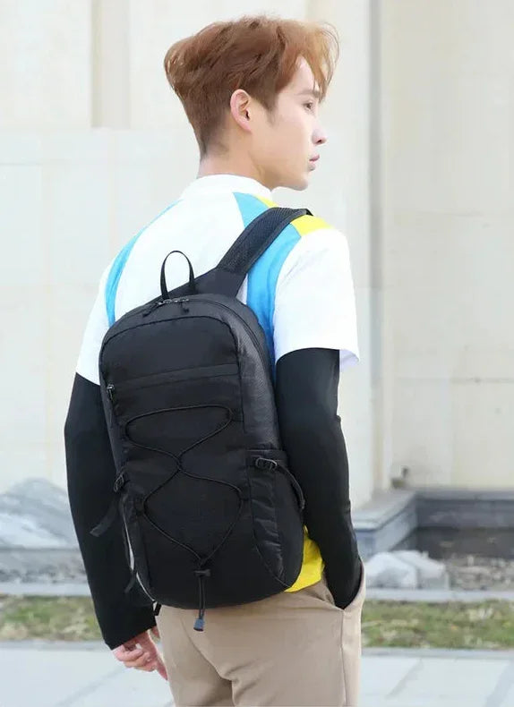 Découvrez le sac de sport AeroFold™, l'accessoire indispensable pour voyageurs et sportifs à la recherche d'un sac de sport pliable ultraléger de 450g pour confort optimal sans encombrement, un sac de sport imperméable en tissu nylon haute densité traité DWR résistant aux intempéries et humidité, un sac de sport polyvalent capacité 20L adaptable de la salle de sport aux randonnées week-end ou déplacements quotidiens, un sac de sport ergonomique avec bretelles ajustables réduisant pression et structure respi