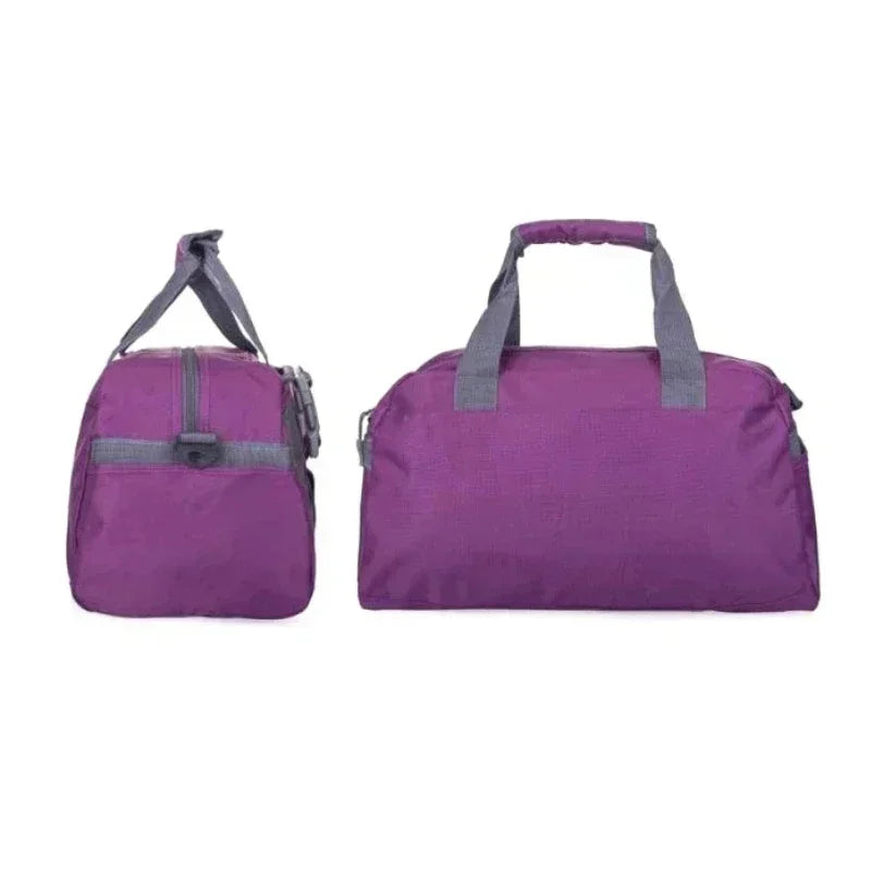 Le sac de sport femme Zenova imperméable pour yoga et fitness offre une capacité de 20-35L idéale pour transporter tenues et accessoires, avec un compartiment chaussures séparé parfait pour voyage cabine et activités quotidiennes, fabriqué en nylon Oxford résistant à l'humidité pour piscine et fitness, ergonomique avec bretelles ajustables pour un confort optimal sans douleur d'épaule, doté d'une organisation optimale pour tapis, gourde et vêtements, léger et durable adapté aux week-ends actifs et déplaceme