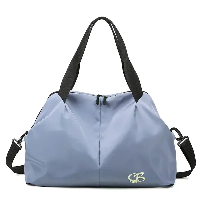 Sac de sport femme PowerFit™ ouvert montrant ses compartiments

Sac de sport femme PowerFit™ fermé, design élégant et compact

Poches intérieures organisées du sac de sport femme pour linge sale

Poche zippée arrière sécurisée du sac de sport femme PowerFit™

Sac de sport femme avec tenue de gym, prêt pour l'entraînement

Sac de sport femme PowerFit™ porté à la main, style moderne

Détail du tissu Oxford imperméable du sac de sport femme

Organisation du contenu dans le sac de sport femme PowerFit™

