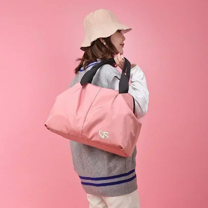 Sac de sport femme PowerFit™ ouvert montrant ses compartiments

Sac de sport femme PowerFit™ fermé, design élégant et compact

Poches intérieures organisées du sac de sport femme pour linge sale

Poche zippée arrière sécurisée du sac de sport femme PowerFit™

Sac de sport femme avec tenue de gym, prêt pour l'entraînement

Sac de sport femme PowerFit™ porté à la main, style moderne

Détail du tissu Oxford imperméable du sac de sport femme

Organisation du contenu dans le sac de sport femme PowerFit™

