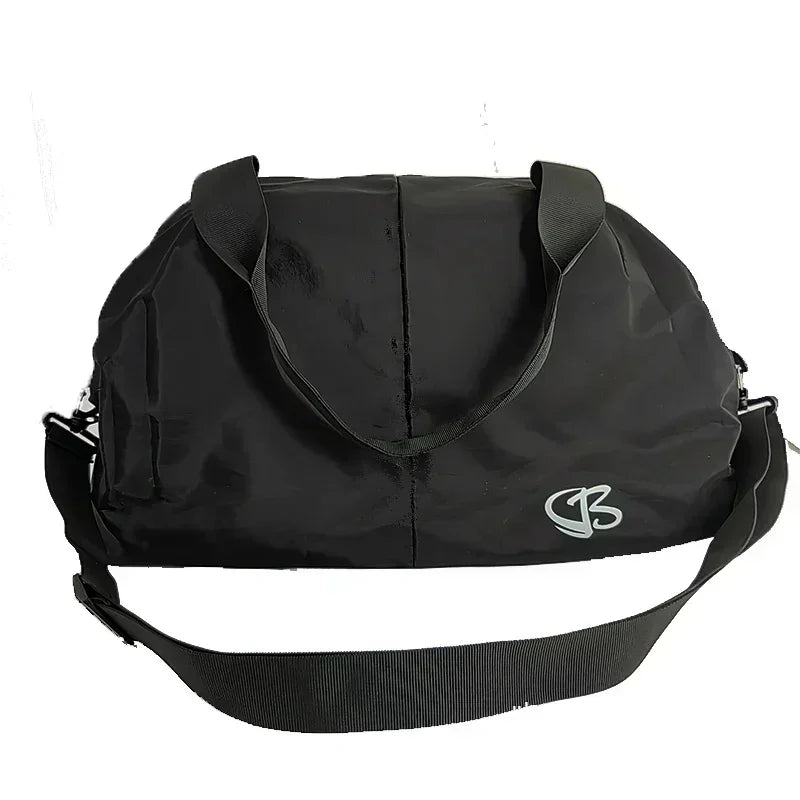 Sac de sport femme PowerFit™ ouvert montrant ses compartiments

Sac de sport femme PowerFit™ fermé, design élégant et compact

Poches intérieures organisées du sac de sport femme pour linge sale

Poche zippée arrière sécurisée du sac de sport femme PowerFit™

Sac de sport femme avec tenue de gym, prêt pour l'entraînement

Sac de sport femme PowerFit™ porté à la main, style moderne

Détail du tissu Oxford imperméable du sac de sport femme

Organisation du contenu dans le sac de sport femme PowerFit™

