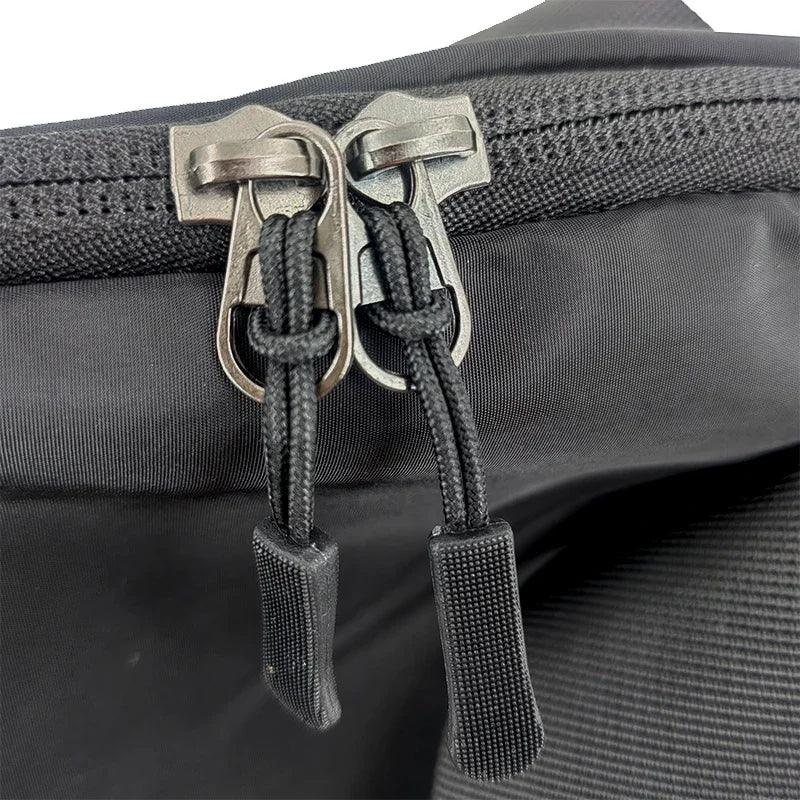 Sac de sport femme PowerFit™ ouvert montrant ses compartiments

Sac de sport femme PowerFit™ fermé, design élégant et compact

Poches intérieures organisées du sac de sport femme pour linge sale

Poche zippée arrière sécurisée du sac de sport femme PowerFit™

Sac de sport femme avec tenue de gym, prêt pour l'entraînement

Sac de sport femme PowerFit™ porté à la main, style moderne

Détail du tissu Oxford imperméable du sac de sport femme

Organisation du contenu dans le sac de sport femme PowerFit™

