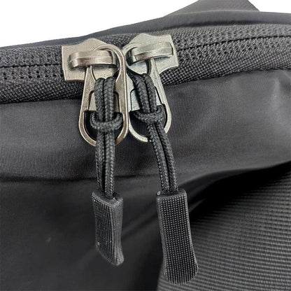 Sac de sport femme PowerFit™ ouvert montrant ses compartiments

Sac de sport femme PowerFit™ fermé, design élégant et compact

Poches intérieures organisées du sac de sport femme pour linge sale

Poche zippée arrière sécurisée du sac de sport femme PowerFit™

Sac de sport femme avec tenue de gym, prêt pour l'entraînement

Sac de sport femme PowerFit™ porté à la main, style moderne

Détail du tissu Oxford imperméable du sac de sport femme

Organisation du contenu dans le sac de sport femme PowerFit™

