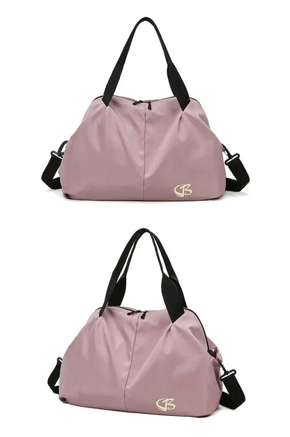 Sac de sport femme PowerFit™ ouvert montrant ses compartiments

Sac de sport femme PowerFit™ fermé, design élégant et compact

Poches intérieures organisées du sac de sport femme pour linge sale

Poche zippée arrière sécurisée du sac de sport femme PowerFit™

Sac de sport femme avec tenue de gym, prêt pour l'entraînement

Sac de sport femme PowerFit™ porté à la main, style moderne

Détail du tissu Oxford imperméable du sac de sport femme

Organisation du contenu dans le sac de sport femme PowerFit™

