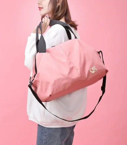 Sac de sport femme PowerFit™ ouvert montrant ses compartiments

Sac de sport femme PowerFit™ fermé, design élégant et compact

Poches intérieures organisées du sac de sport femme pour linge sale

Poche zippée arrière sécurisée du sac de sport femme PowerFit™

Sac de sport femme avec tenue de gym, prêt pour l'entraînement

Sac de sport femme PowerFit™ porté à la main, style moderne

Détail du tissu Oxford imperméable du sac de sport femme

Organisation du contenu dans le sac de sport femme PowerFit™

