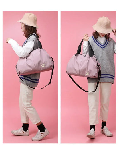 Sac de sport femme PowerFit™ ouvert montrant ses compartiments

Sac de sport femme PowerFit™ fermé, design élégant et compact

Poches intérieures organisées du sac de sport femme pour linge sale

Poche zippée arrière sécurisée du sac de sport femme PowerFit™

Sac de sport femme avec tenue de gym, prêt pour l'entraînement

Sac de sport femme PowerFit™ porté à la main, style moderne

Détail du tissu Oxford imperméable du sac de sport femme

Organisation du contenu dans le sac de sport femme PowerFit™

