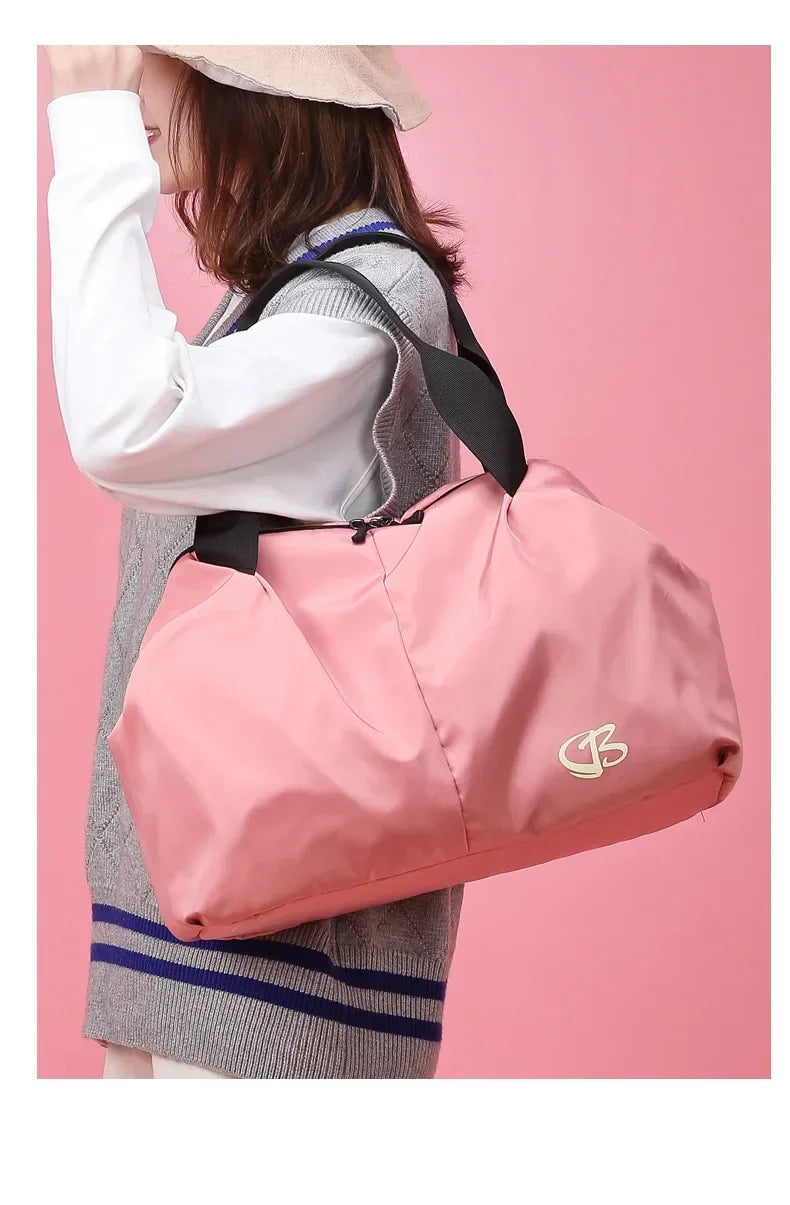 Sac de sport femme PowerFit™ ouvert montrant ses compartiments

Sac de sport femme PowerFit™ fermé, design élégant et compact

Poches intérieures organisées du sac de sport femme pour linge sale

Poche zippée arrière sécurisée du sac de sport femme PowerFit™

Sac de sport femme avec tenue de gym, prêt pour l'entraînement

Sac de sport femme PowerFit™ porté à la main, style moderne

Détail du tissu Oxford imperméable du sac de sport femme

Organisation du contenu dans le sac de sport femme PowerFit™

