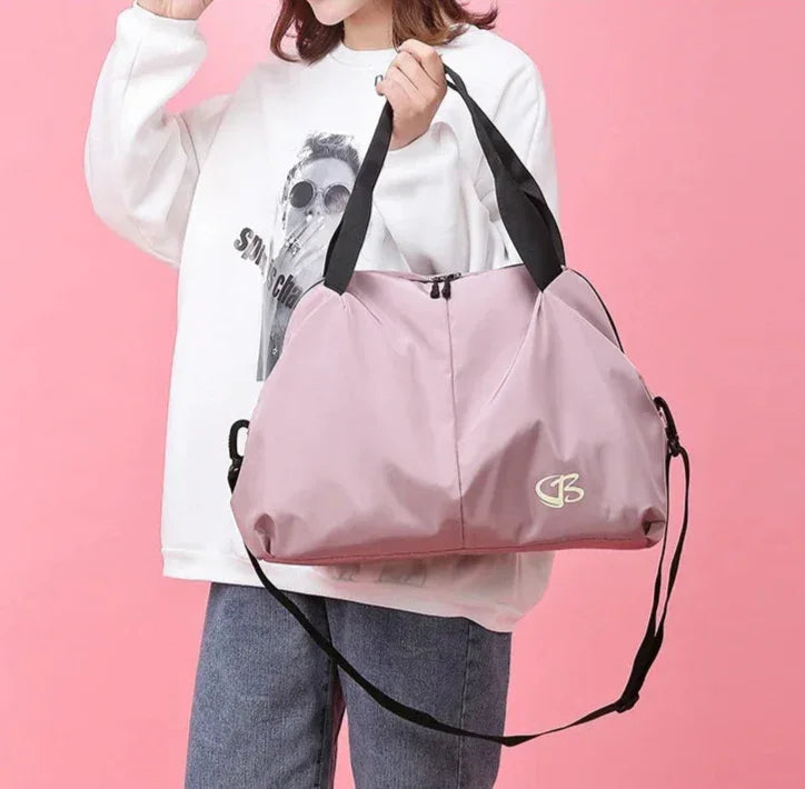 Sac de sport femme PowerFit™ ouvert montrant ses compartiments

Sac de sport femme PowerFit™ fermé, design élégant et compact

Poches intérieures organisées du sac de sport femme pour linge sale

Poche zippée arrière sécurisée du sac de sport femme PowerFit™

Sac de sport femme avec tenue de gym, prêt pour l'entraînement

Sac de sport femme PowerFit™ porté à la main, style moderne

Détail du tissu Oxford imperméable du sac de sport femme

Organisation du contenu dans le sac de sport femme PowerFit™

