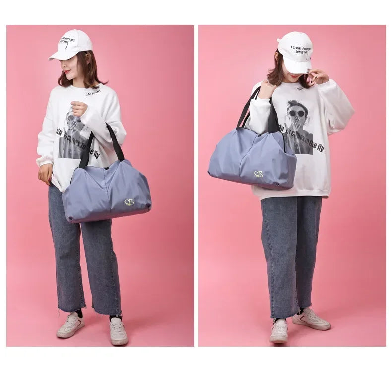 Sac de sport femme PowerFit™ ouvert montrant ses compartiments

Sac de sport femme PowerFit™ fermé, design élégant et compact

Poches intérieures organisées du sac de sport femme pour linge sale

Poche zippée arrière sécurisée du sac de sport femme PowerFit™

Sac de sport femme avec tenue de gym, prêt pour l'entraînement

Sac de sport femme PowerFit™ porté à la main, style moderne

Détail du tissu Oxford imperméable du sac de sport femme

Organisation du contenu dans le sac de sport femme PowerFit™

