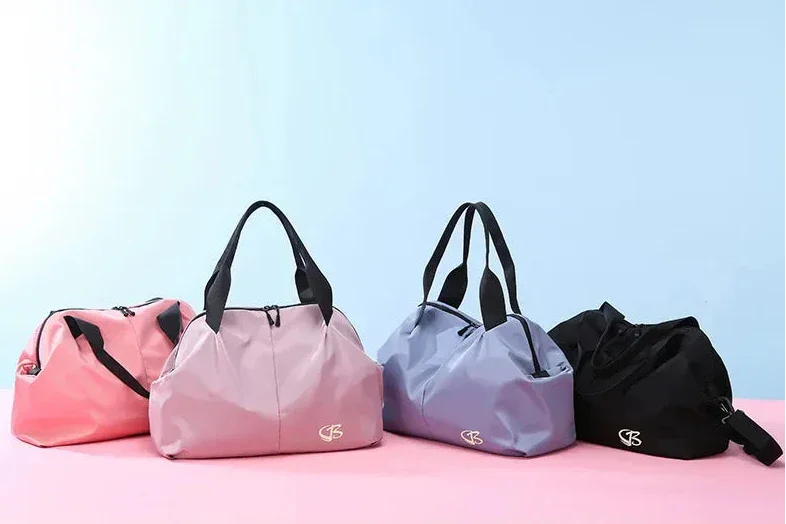 Sac de sport femme PowerFit™ ouvert montrant ses compartiments

Sac de sport femme PowerFit™ fermé, design élégant et compact

Poches intérieures organisées du sac de sport femme pour linge sale

Poche zippée arrière sécurisée du sac de sport femme PowerFit™

Sac de sport femme avec tenue de gym, prêt pour l'entraînement

Sac de sport femme PowerFit™ porté à la main, style moderne

Détail du tissu Oxford imperméable du sac de sport femme

Organisation du contenu dans le sac de sport femme PowerFit™

