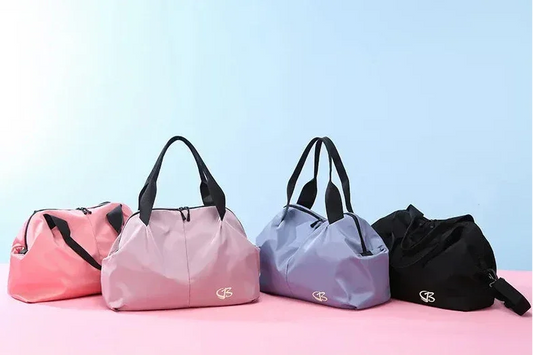 Sac de sport femme PowerFit™ ouvert montrant ses compartiments

Sac de sport femme PowerFit™ fermé, design élégant et compact

Poches intérieures organisées du sac de sport femme pour linge sale

Poche zippée arrière sécurisée du sac de sport femme PowerFit™

Sac de sport femme avec tenue de gym, prêt pour l'entraînement

Sac de sport femme PowerFit™ porté à la main, style moderne

Détail du tissu Oxford imperméable du sac de sport femme

Organisation du contenu dans le sac de sport femme PowerFit™

