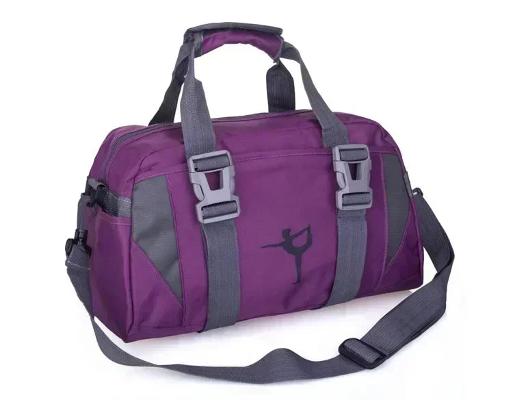 Le sac de sport femme Zenova imperméable pour yoga et fitness offre une capacité de 20-35L idéale pour transporter tenues et accessoires, avec un compartiment chaussures séparé parfait pour voyage cabine et activités quotidiennes, fabriqué en nylon Oxford résistant à l'humidité pour piscine et fitness, ergonomique avec bretelles ajustables pour un confort optimal sans douleur d'épaule, doté d'une organisation optimale pour tapis, gourde et vêtements, léger et durable adapté aux week-ends actifs et déplaceme