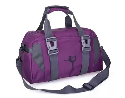Le sac de sport femme Zenova imperméable pour yoga et fitness offre une capacité de 20-35L idéale pour transporter tenues et accessoires, avec un compartiment chaussures séparé parfait pour voyage cabine et activités quotidiennes, fabriqué en nylon Oxford résistant à l'humidité pour piscine et fitness, ergonomique avec bretelles ajustables pour un confort optimal sans douleur d'épaule, doté d'une organisation optimale pour tapis, gourde et vêtements, léger et durable adapté aux week-ends actifs et déplaceme