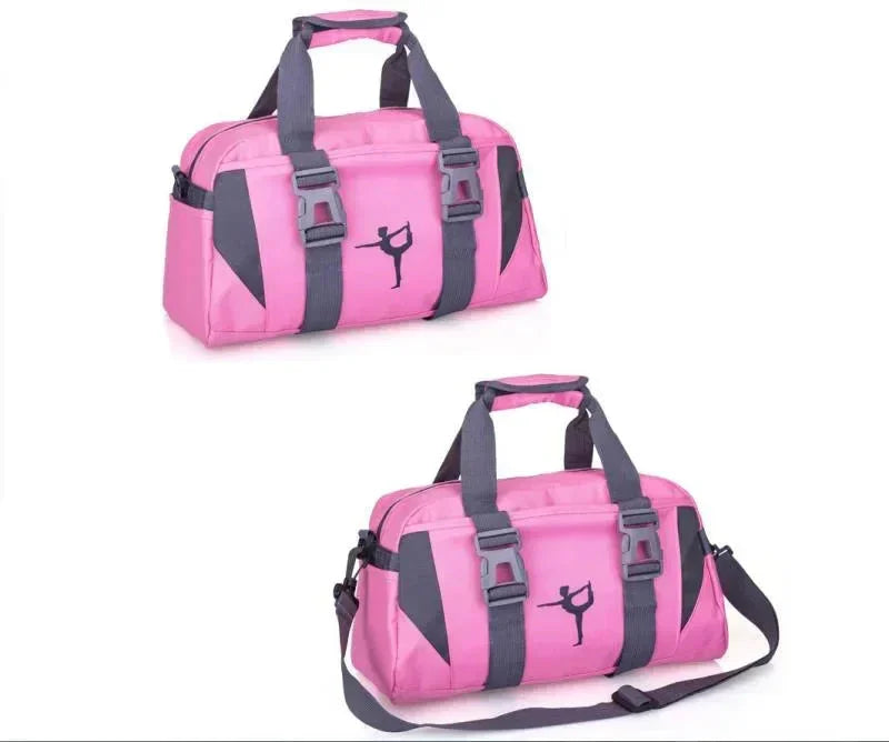 Le sac de sport femme Zenova imperméable pour yoga et fitness offre une capacité de 20-35L idéale pour transporter tenues et accessoires, avec un compartiment chaussures séparé parfait pour voyage cabine et activités quotidiennes, fabriqué en nylon Oxford résistant à l'humidité pour piscine et fitness, ergonomique avec bretelles ajustables pour un confort optimal sans douleur d'épaule, doté d'une organisation optimale pour tapis, gourde et vêtements, léger et durable adapté aux week-ends actifs et déplaceme