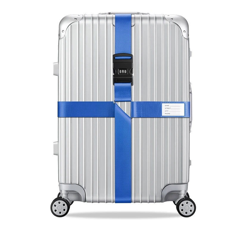 Sangle pour valise croisée antivol à code fixée sur une valise rigide argent, utilisée en situation réelle dans un aéroport, avec poignée télescopique tirée par un voyageur. bleu