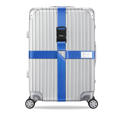 Sangle pour valise croisée antivol à code fixée sur une valise rigide argent, utilisée en situation réelle dans un aéroport, avec poignée télescopique tirée par un voyageur. bleu