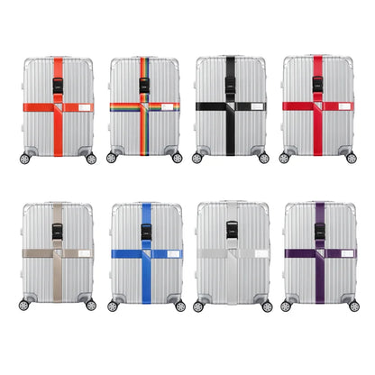 Sangle pour valise croisée antivol à code fixée sur une valise rigide argent, utilisée en situation réelle dans un aéroport, avec poignée télescopique tirée par un voyageur. Choix de couleurs