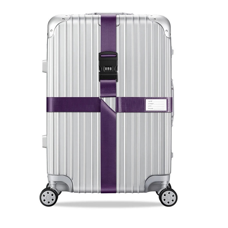 Sangle pour valise croisée antivol à code fixée sur une valise rigide argent, utilisée en situation réelle dans un aéroport, avec poignée télescopique tirée par un voyageur. lavande