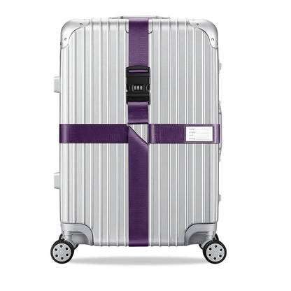 Sangle pour valise croisée antivol à code fixée sur une valise rigide argent, utilisée en situation réelle dans un aéroport, avec poignée télescopique tirée par un voyageur. lavande