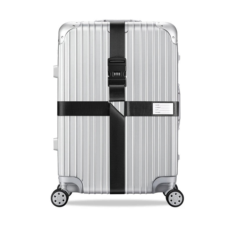 Sangle pour valise croisée antivol à code fixée sur une valise rigide argent, utilisée en situation réelle dans un aéroport, avec poignée télescopique tirée par un voyageur. noir