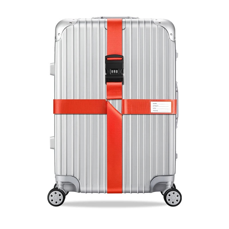 Sangle pour valise croisée antivol à code fixée sur une valise rigide argent, utilisée en situation réelle dans un aéroport, avec poignée télescopique tirée par un voyageur. orange