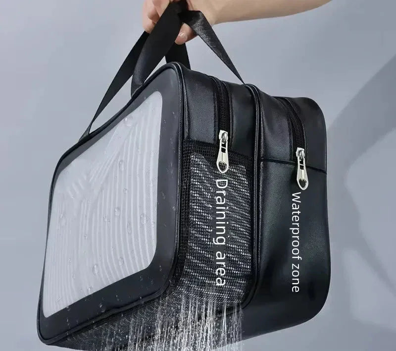 Découvrez la trousse de maquillage transparente DualClear™, l'accessoire essentiel pour les femmes modernes et maquilleurs professionnels à la recherche d'une trousse de maquillage transparente avec séparation sèche et humide intelligente pour protéger produits cosmétiques des éclaboussures, une trousse de maquillage transparente design élégant haute visibilité pour localiser essentiels beauté en un clin d'œil sans fouiller, une trousse de maquillage transparente grande capacité pour pinceaux palettes soins