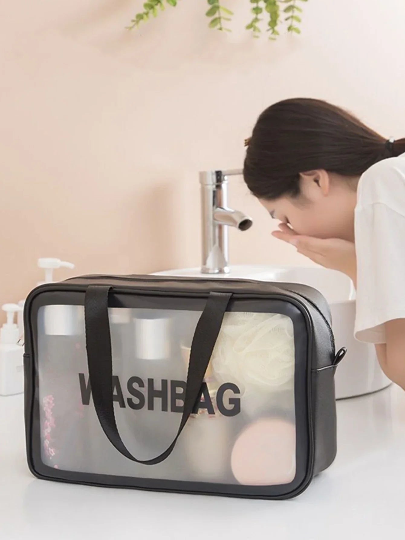 Découvrez la trousse de maquillage transparente DualClear™, l'accessoire essentiel pour les femmes modernes et maquilleurs professionnels à la recherche d'une trousse de maquillage transparente avec séparation sèche et humide intelligente pour protéger produits cosmétiques des éclaboussures, une trousse de maquillage transparente design élégant haute visibilité pour localiser essentiels beauté en un clin d'œil sans fouiller, une trousse de maquillage transparente grande capacité pour pinceaux palettes soins