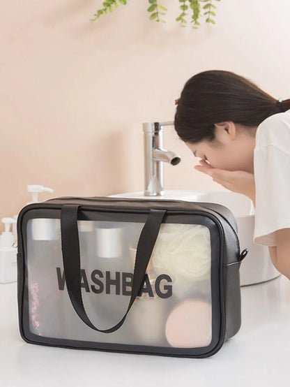 Découvrez la trousse de maquillage transparente DualClear™, l'accessoire essentiel pour les femmes modernes et maquilleurs professionnels à la recherche d'une trousse de maquillage transparente avec séparation sèche et humide intelligente pour protéger produits cosmétiques des éclaboussures, une trousse de maquillage transparente design élégant haute visibilité pour localiser essentiels beauté en un clin d'œil sans fouiller, une trousse de maquillage transparente grande capacité pour pinceaux palettes soins