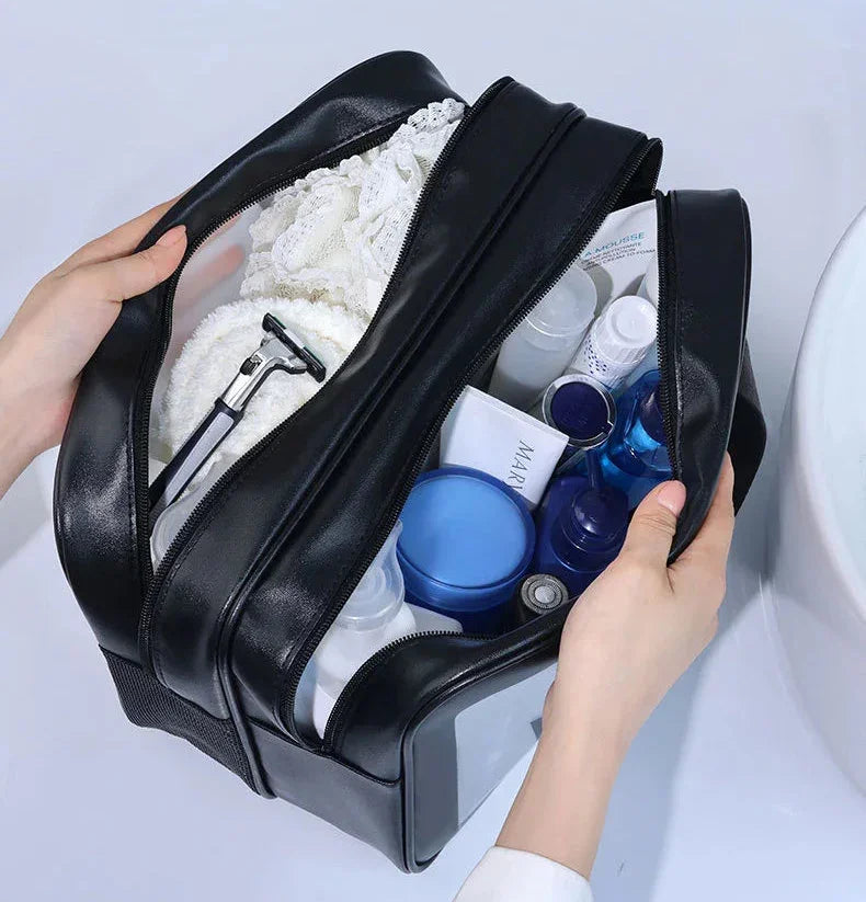 Découvrez la trousse de maquillage transparente DualClear™, l'accessoire essentiel pour les femmes modernes et maquilleurs professionnels à la recherche d'une trousse de maquillage transparente avec séparation sèche et humide intelligente pour protéger produits cosmétiques des éclaboussures, une trousse de maquillage transparente design élégant haute visibilité pour localiser essentiels beauté en un clin d'œil sans fouiller, une trousse de maquillage transparente grande capacité pour pinceaux palettes soins