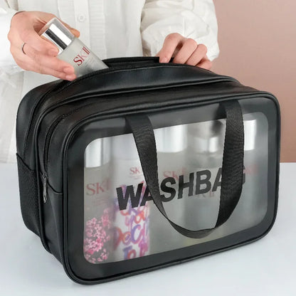 Découvrez la trousse de maquillage transparente DualClear™, l'accessoire essentiel pour les femmes modernes et maquilleurs professionnels à la recherche d'une trousse de maquillage transparente avec séparation sèche et humide intelligente pour protéger produits cosmétiques des éclaboussures, une trousse de maquillage transparente design élégant haute visibilité pour localiser essentiels beauté en un clin d'œil sans fouiller, une trousse de maquillage transparente grande capacité pour pinceaux palettes soins