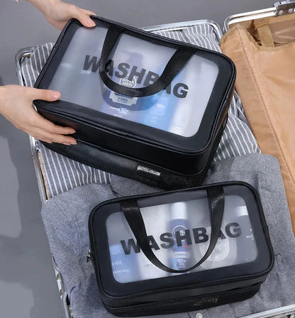 Découvrez la trousse de maquillage transparente DualClear™, l'accessoire essentiel pour les femmes modernes et maquilleurs professionnels à la recherche d'une trousse de maquillage transparente avec séparation sèche et humide intelligente pour protéger produits cosmétiques des éclaboussures, une trousse de maquillage transparente design élégant haute visibilité pour localiser essentiels beauté en un clin d'œil sans fouiller, une trousse de maquillage transparente grande capacité pour pinceaux palettes soins