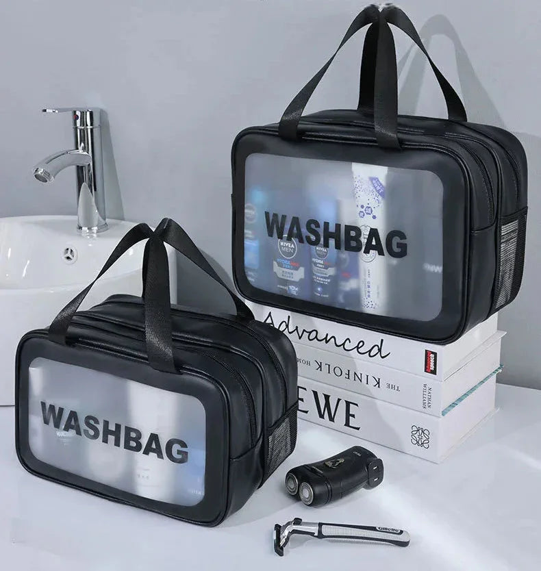 Découvrez la trousse de maquillage transparente DualClear™, l'accessoire essentiel pour les femmes modernes et maquilleurs professionnels à la recherche d'une trousse de maquillage transparente avec séparation sèche et humide intelligente pour protéger produits cosmétiques des éclaboussures, une trousse de maquillage transparente design élégant haute visibilité pour localiser essentiels beauté en un clin d'œil sans fouiller, une trousse de maquillage transparente grande capacité pour pinceaux palettes soins