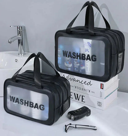 Découvrez la trousse de maquillage transparente DualClear™, l'accessoire essentiel pour les femmes modernes et maquilleurs professionnels à la recherche d'une trousse de maquillage transparente avec séparation sèche et humide intelligente pour protéger produits cosmétiques des éclaboussures, une trousse de maquillage transparente design élégant haute visibilité pour localiser essentiels beauté en un clin d'œil sans fouiller, une trousse de maquillage transparente grande capacité pour pinceaux palettes soins