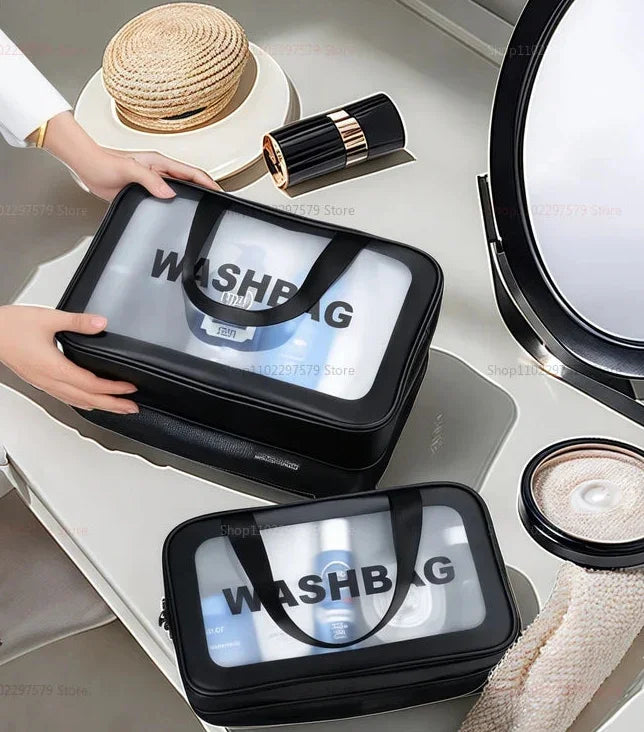 Découvrez la trousse de maquillage transparente DualClear™, l'accessoire essentiel pour les femmes modernes et maquilleurs professionnels à la recherche d'une trousse de maquillage transparente avec séparation sèche et humide intelligente pour protéger produits cosmétiques des éclaboussures, une trousse de maquillage transparente design élégant haute visibilité pour localiser essentiels beauté en un clin d'œil sans fouiller, une trousse de maquillage transparente grande capacité pour pinceaux palettes soins