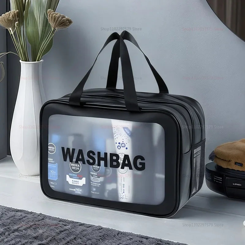 Découvrez la trousse de maquillage transparente DualClear™, l'accessoire essentiel pour les femmes modernes et maquilleurs professionnels à la recherche d'une trousse de maquillage transparente avec séparation sèche et humide intelligente pour protéger produits cosmétiques des éclaboussures, une trousse de maquillage transparente design élégant haute visibilité pour localiser essentiels beauté en un clin d'œil sans fouiller, une trousse de maquillage transparente grande capacité pour pinceaux palettes soins