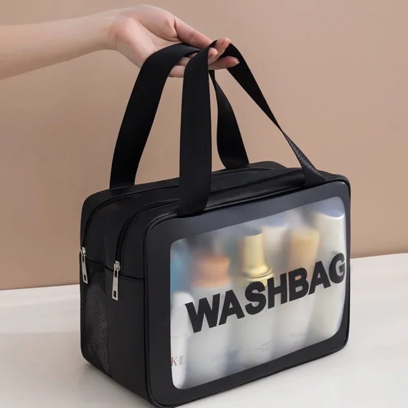 Découvrez la trousse de maquillage transparente DualClear™, l'accessoire essentiel pour les femmes modernes et maquilleurs professionnels à la recherche d'une trousse de maquillage transparente avec séparation sèche et humide intelligente pour protéger produits cosmétiques des éclaboussures, une trousse de maquillage transparente design élégant haute visibilité pour localiser essentiels beauté en un clin d'œil sans fouiller, une trousse de maquillage transparente grande capacité pour pinceaux palettes soins