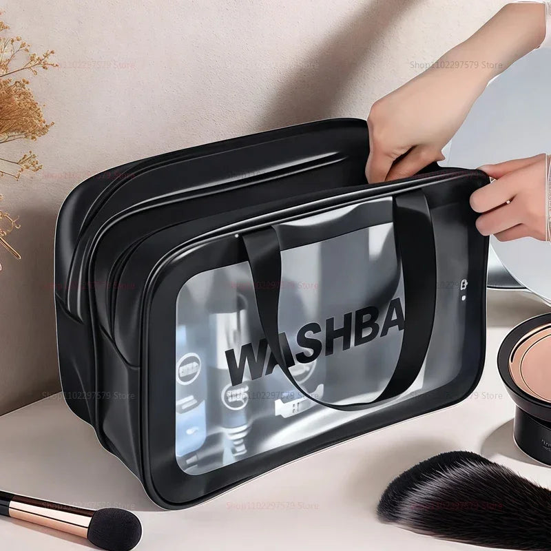 Découvrez la trousse de maquillage transparente DualClear™, l'accessoire essentiel pour les femmes modernes et maquilleurs professionnels à la recherche d'une trousse de maquillage transparente avec séparation sèche et humide intelligente pour protéger produits cosmétiques des éclaboussures, une trousse de maquillage transparente design élégant haute visibilité pour localiser essentiels beauté en un clin d'œil sans fouiller, une trousse de maquillage transparente grande capacité pour pinceaux palettes soins