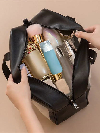 Découvrez la trousse de maquillage transparente DualClear™, l'accessoire essentiel pour les femmes modernes et maquilleurs professionnels à la recherche d'une trousse de maquillage transparente avec séparation sèche et humide intelligente pour protéger produits cosmétiques des éclaboussures, une trousse de maquillage transparente design élégant haute visibilité pour localiser essentiels beauté en un clin d'œil sans fouiller, une trousse de maquillage transparente grande capacité pour pinceaux palettes soins