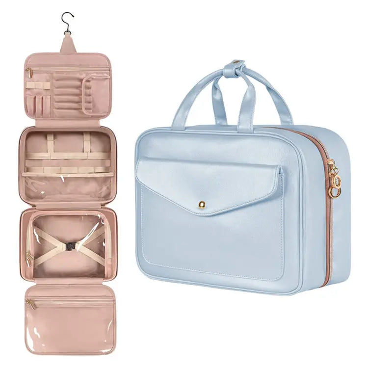 Trousse de toilette suspendue BelleEscale bleu clair avec poignées, présentée fermée et dépliée avec crochet et compartiments de rangement.